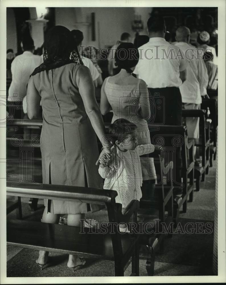 1967 Press Photo Macuto, Venezuela-Worshipers standing in a church building.