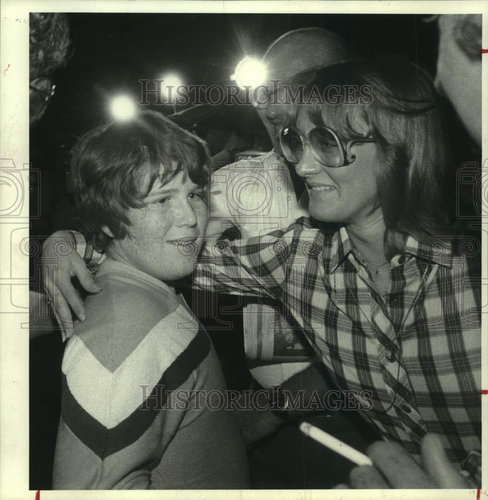 1980 Press Photo Americans Escaping Iran Conflict Greeted at Houston Airport- Historic Images