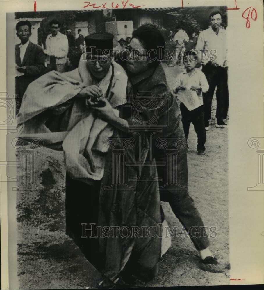 1963 Press Photo Woman Prevents Suicide of Buddhist Nun in South Korea