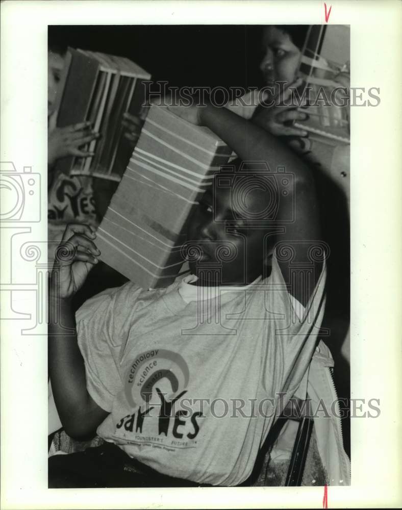 1992 Press Photo Monica Micheaux of Houston plays a rubber band music box- Historic Images