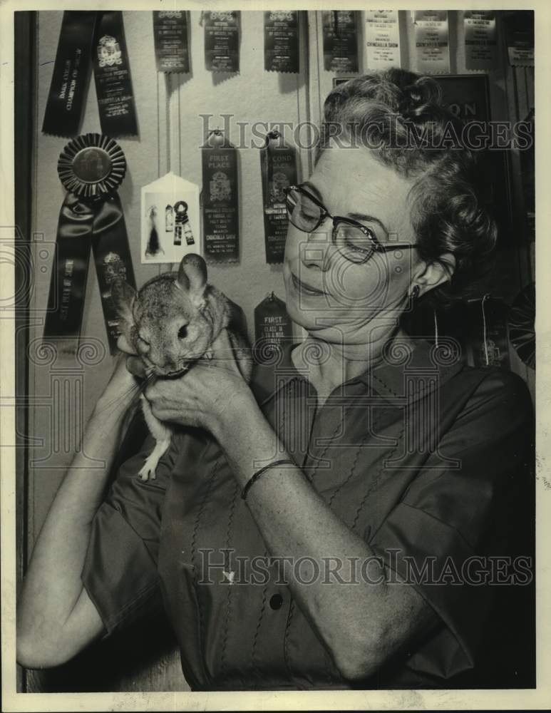 1961 Press Photo Chinchilla breeder Dorothy Trotter - hca85154