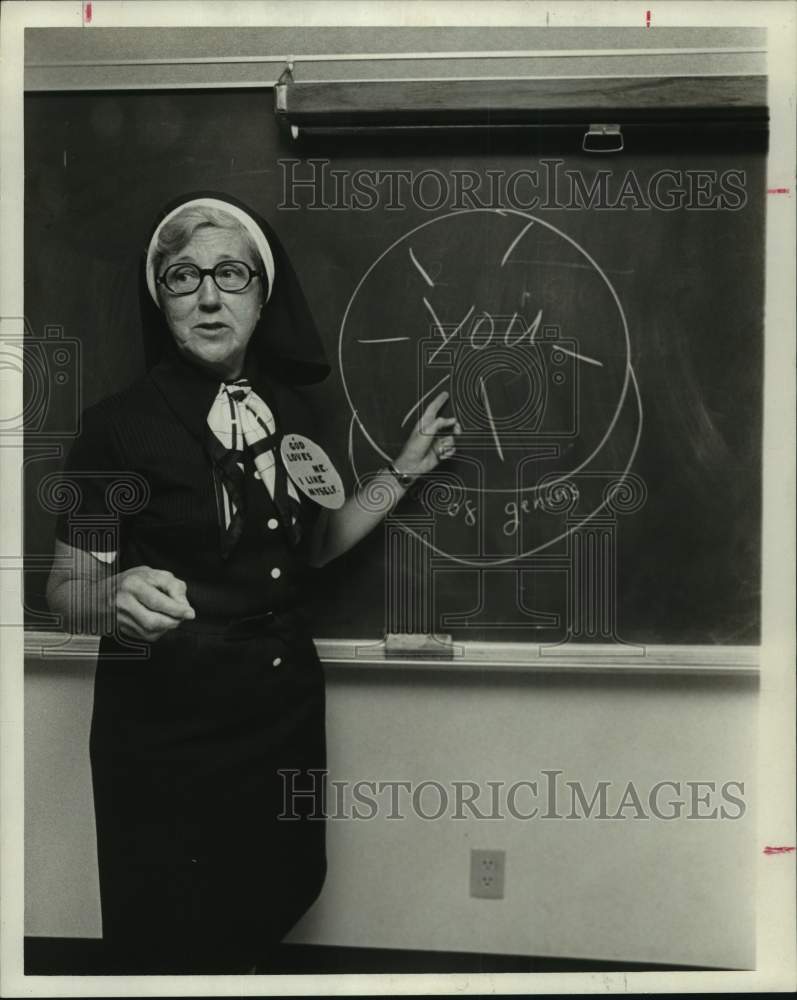 1974 Press Photo Sister Gertrude Treybal at Cenacle Retreat House - hca85229
