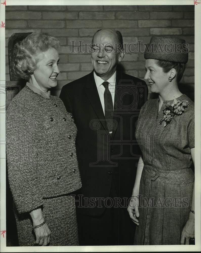 1966 Press Photo Mrs. Garrett Tucker honors Dr. and Mrs. Richard Glenn Gettell.