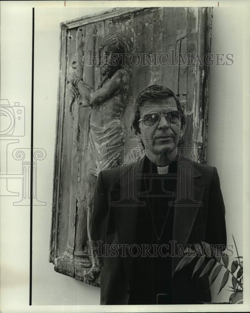 1977 Press Photo Houston rector James L. Tucker ministers at inner-city church