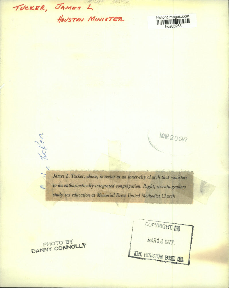 1977 Press Photo Houston rector James L. Tucker ministers at inner-city church