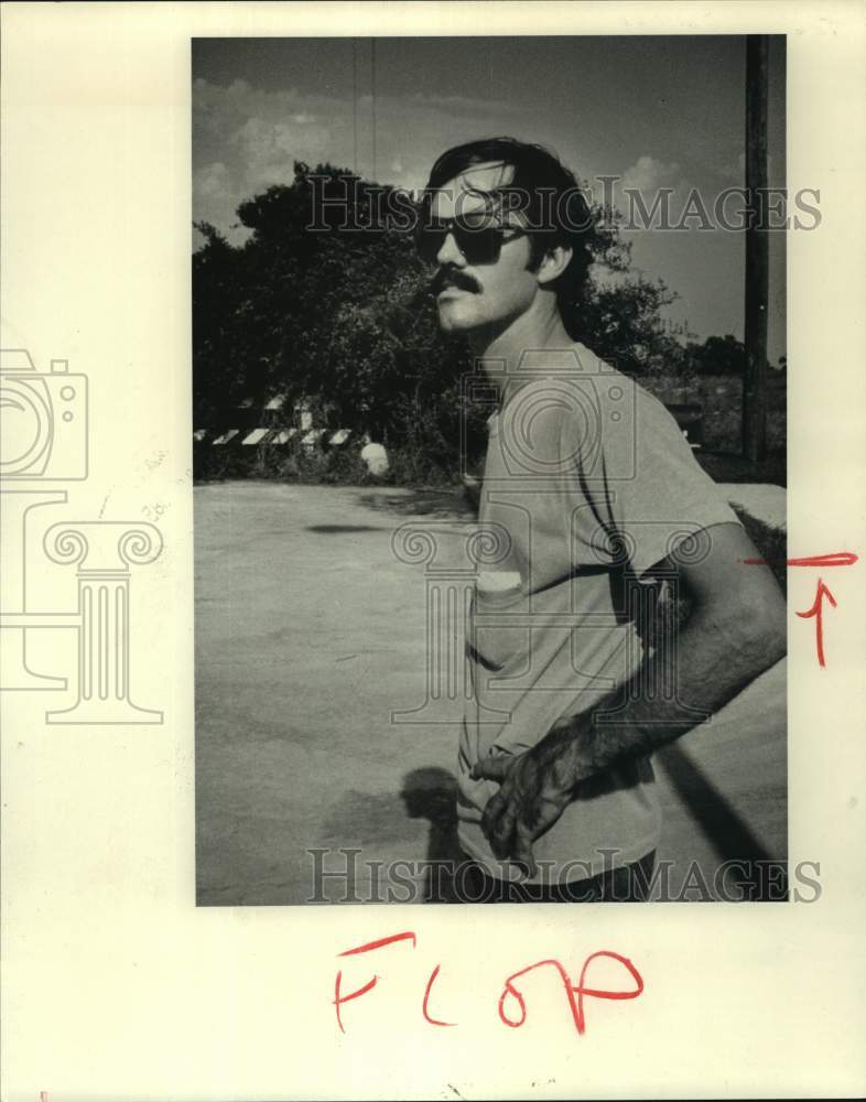 1985 Press Photo Donald Trest leaps off the Channel 20 tower in stunt- Historic Images