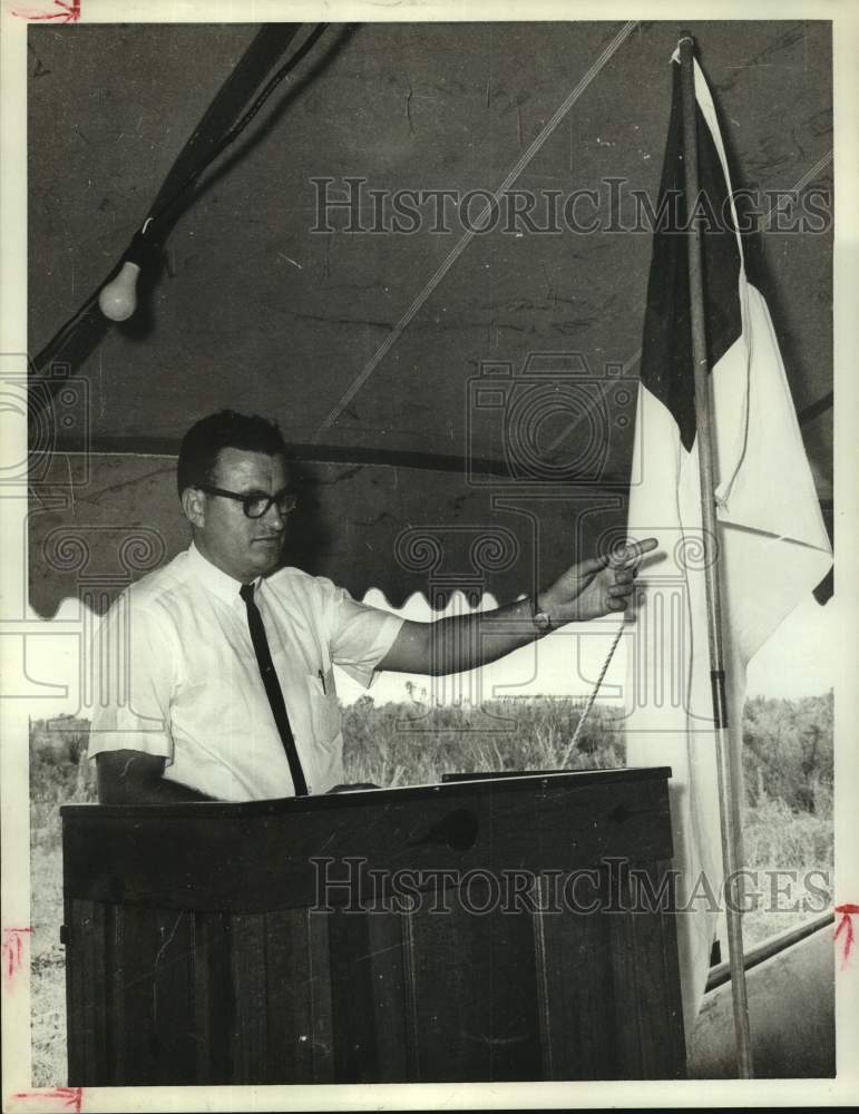 1964 Press Photo The Rev. Wayne Tucker, pastor of the Almeda Baptist Church