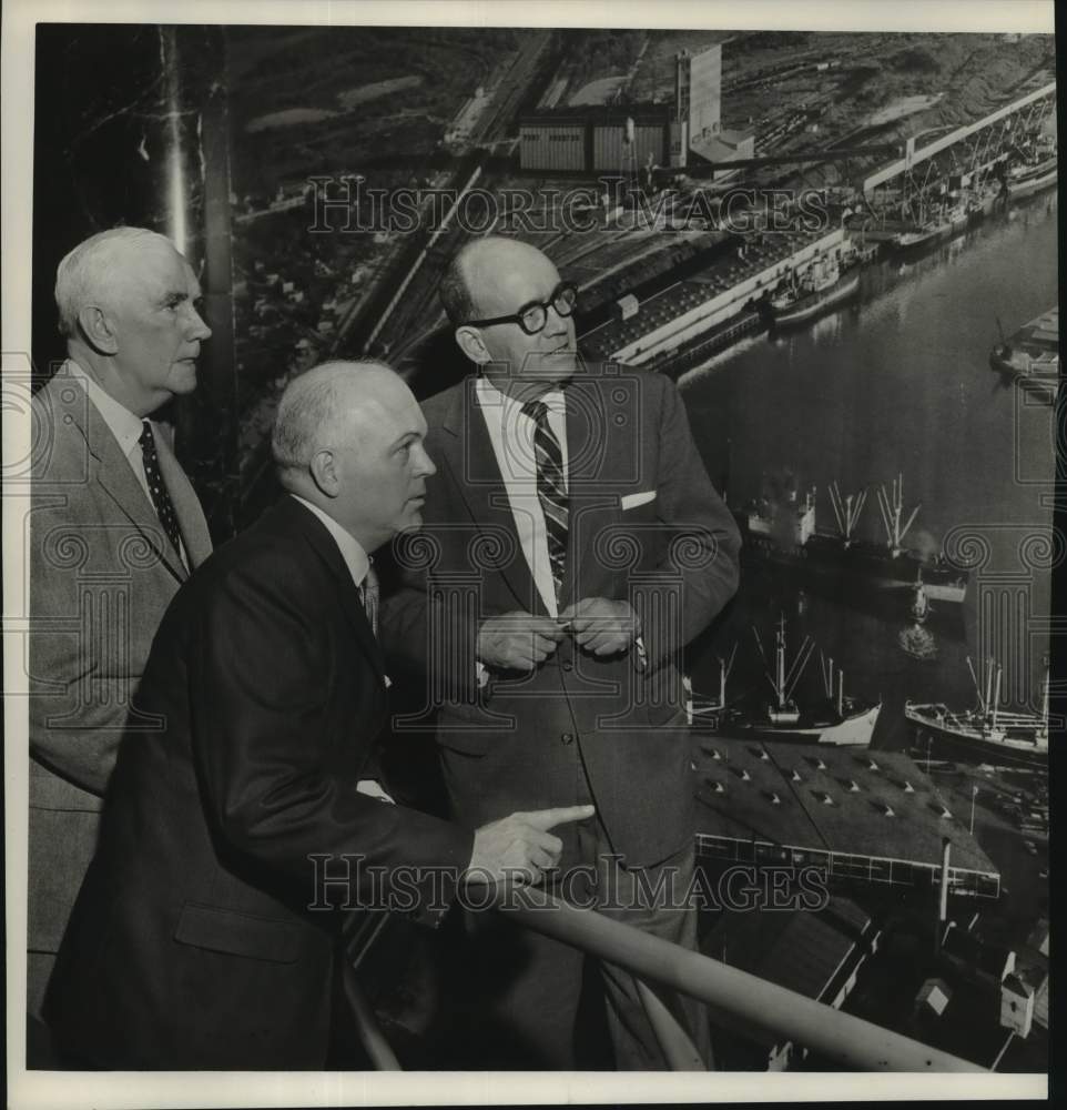 1957 Press Photo Director of the port of Houston Jerry P Turner, two other men