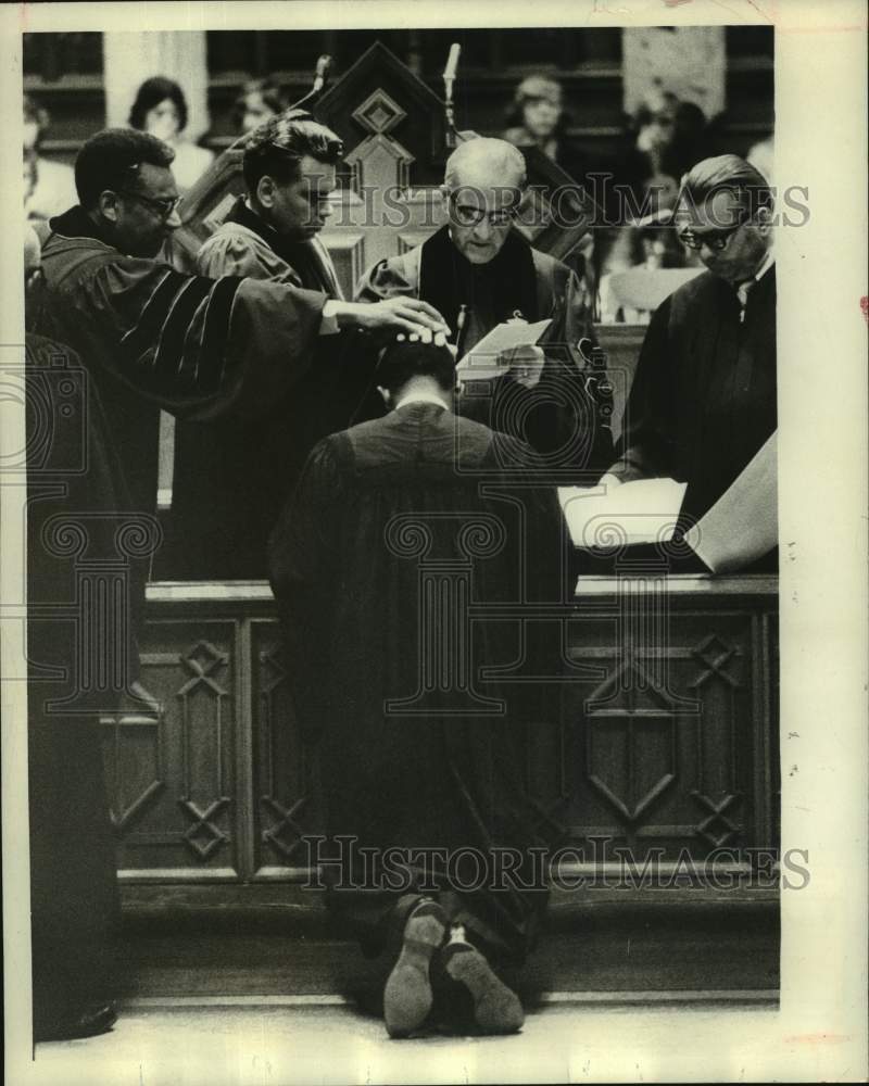 1972 Press Photo Houston-Bishop ordains new Methodist Deacon - hca85382
