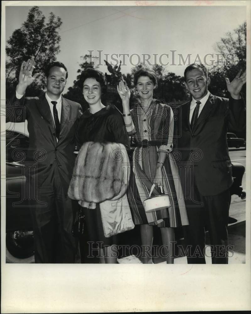 1960 Press Photo Harry Cullen, Marcia Gaunt and others wave to the camera