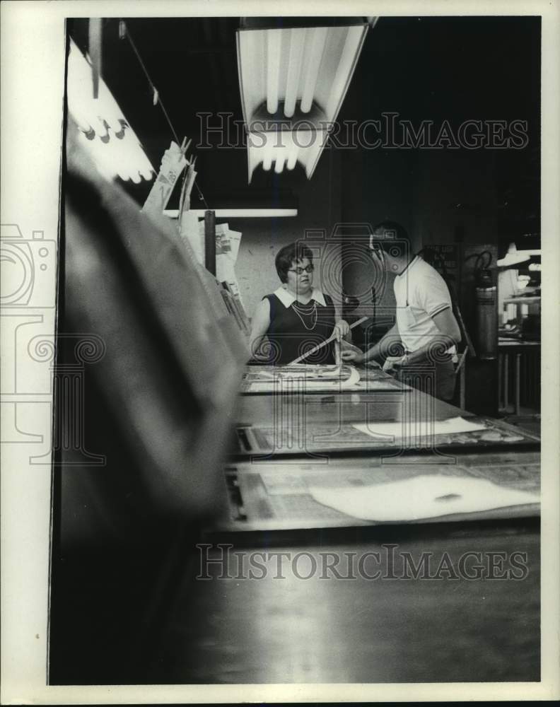 Press Photo Newspaper layout personnel talk, Houston Chronicle - hca85516- Historic Images