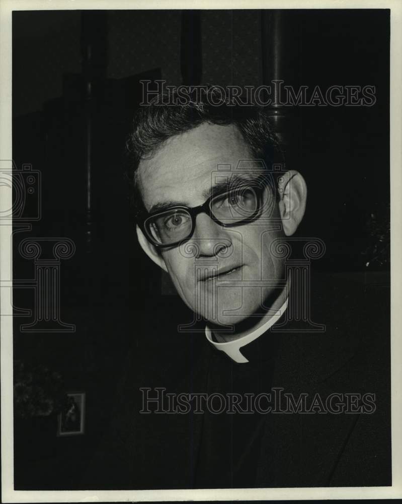 1973 Press Photo Catholic priest Luke Tupper - hca85572