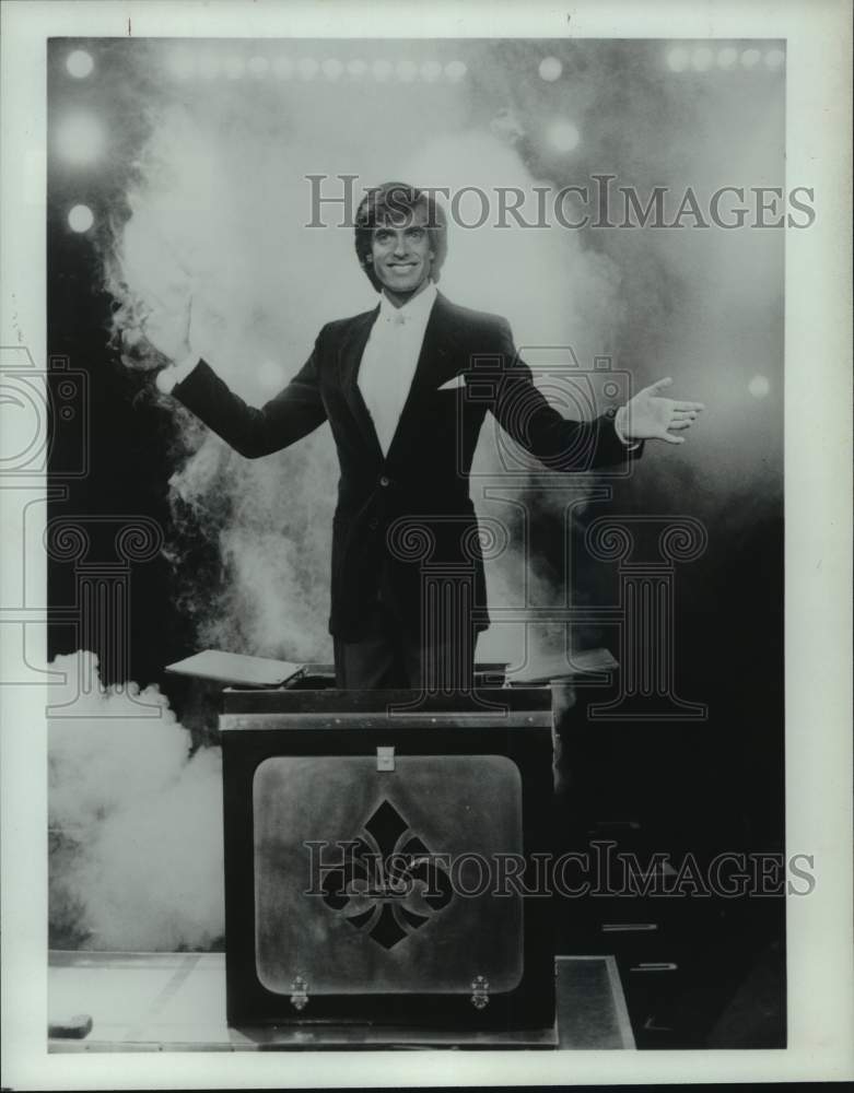 1984 Press Photo Houston-Magician David Copperfield appears out of a magic box- Historic Images