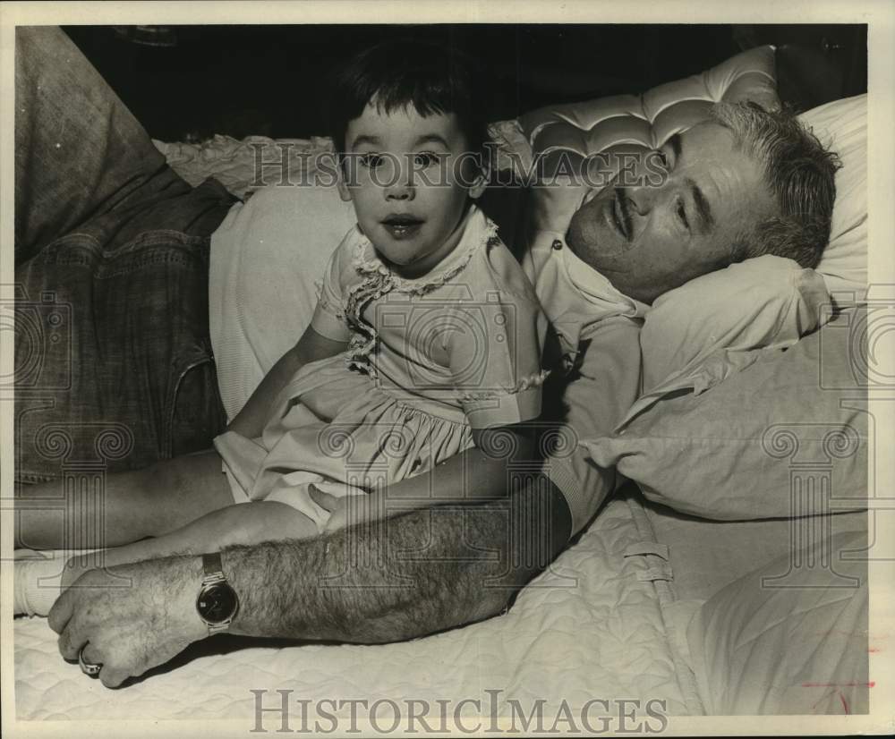 1965 Press Photo Thurman Tullis Rests With Daughter Donna Jay Tullis in Houston