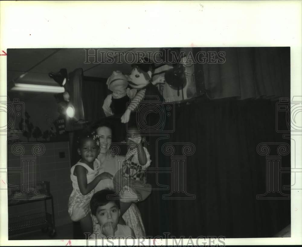 1988 Press Photo Allyson Cook and kids check out Junior League&#39;s Pinocchio show- Historic Images