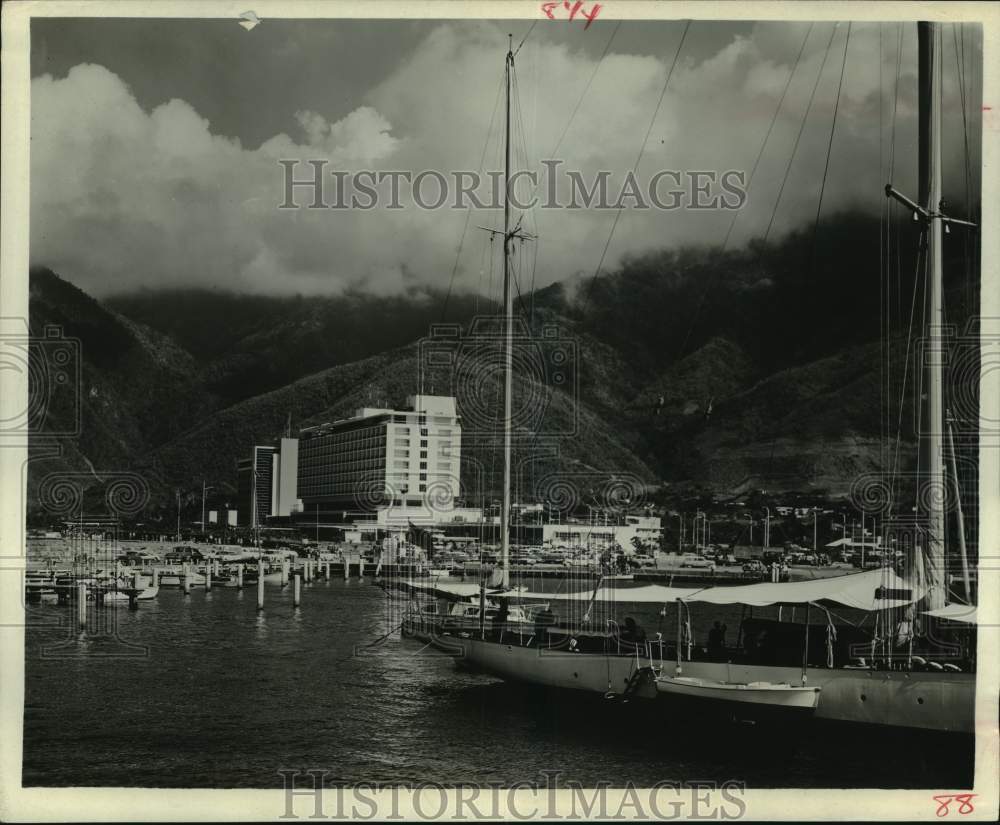 1966 Press Photo The Macuto-Sheraton Hotel on the coast of Venezuela - hca86078