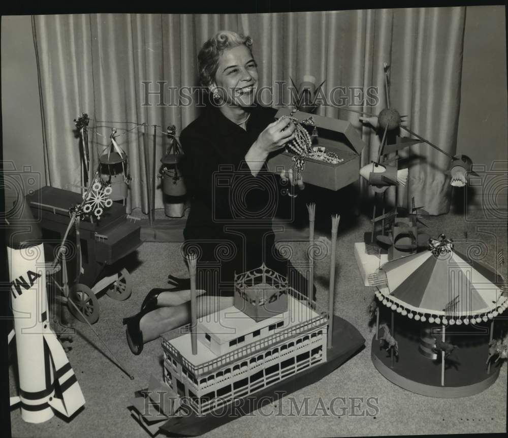 1959 Press Photo Mrs. Edd R. Turner Jr. displays handiwork made from castoffs