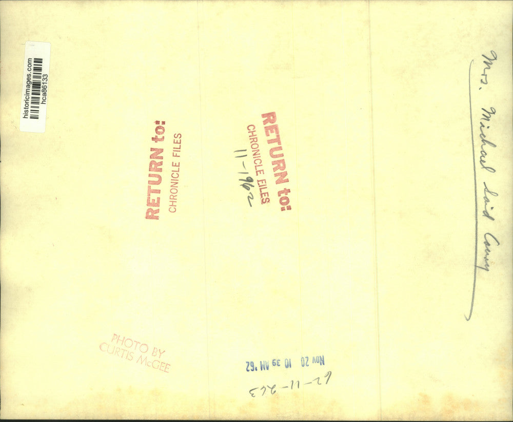 1963 Press Photo Mrs. Michael Said Caury prays on bench between two other women