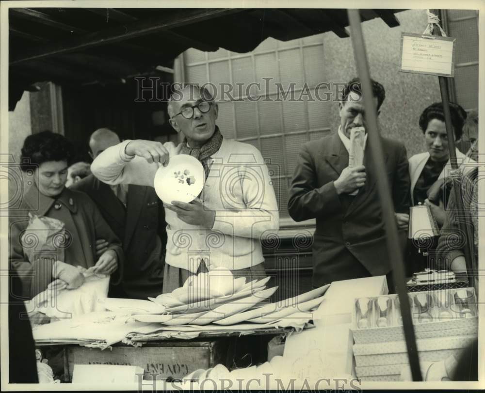 1961 Press Photo Vendor at a Street Market, Petticoat Lane in London - hca86311