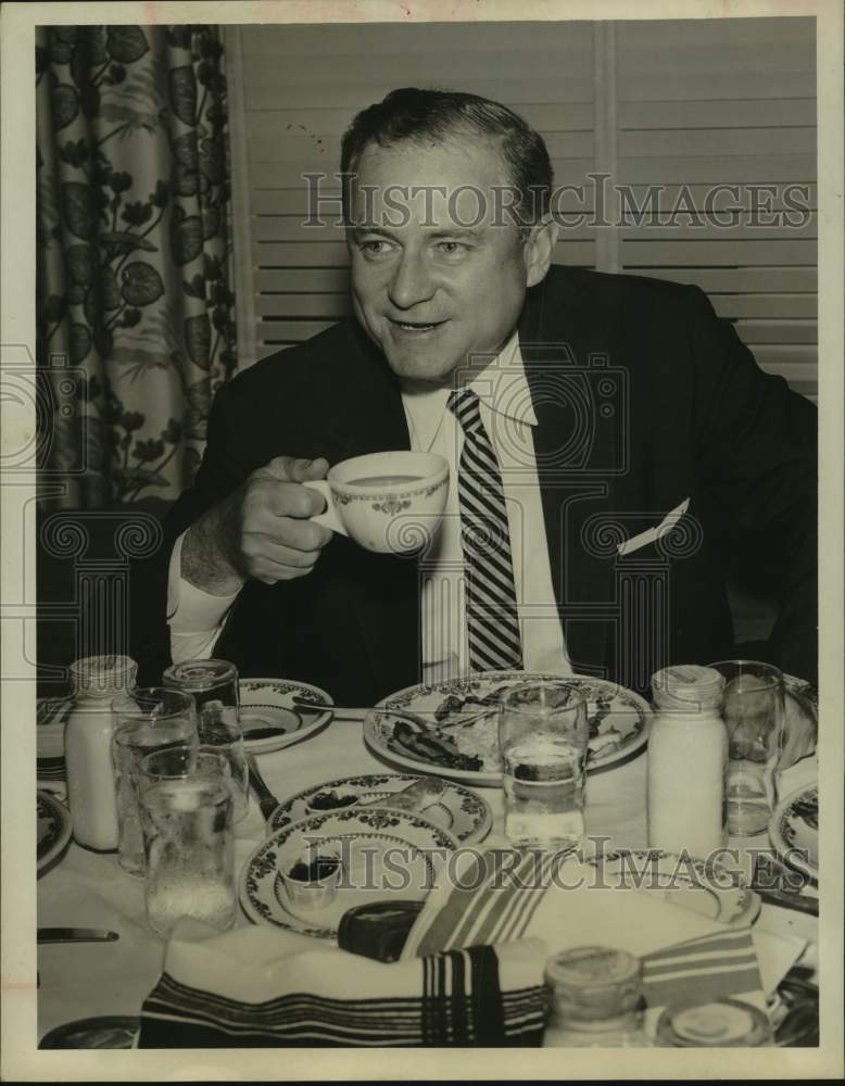 1956 Press Photo United States Senator Price Daniel talks over dinner