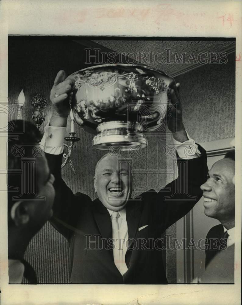 1967 Press Photo Dizzy Dean holds up Roger Hornsby Award punchbowl - hca86964- Historic Images