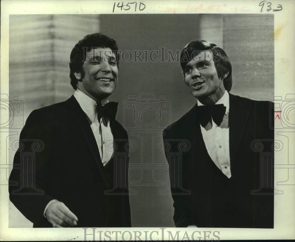 1969 Press Photo Entertainer John Davidson sings duet - hca87626- Historic Images