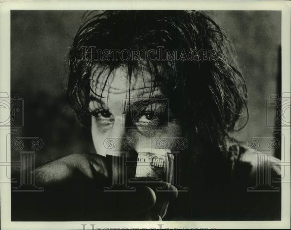 1980 Press Photo Actor Brad Davis in character shows a $100 dollar bill.- Historic Images