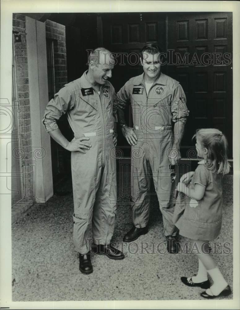 1968 Press Photo Astronauts Pete Conrad and Richard Gordon with Diane Gordon