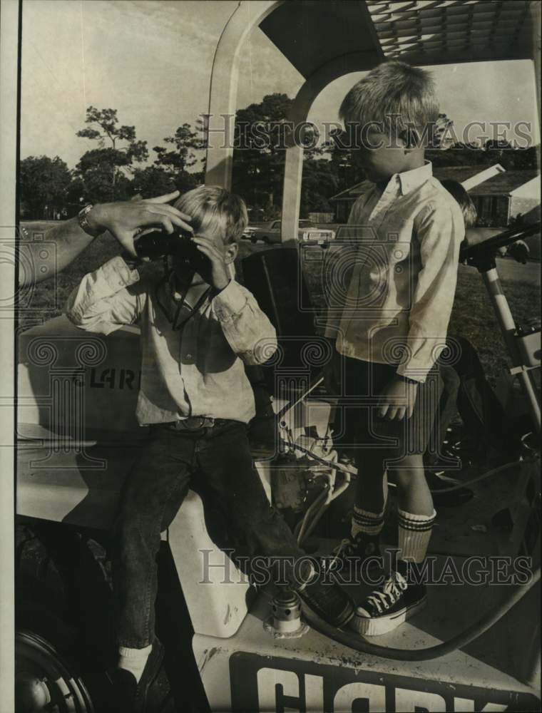 1965 Press Photo Charles Conrad Family - boys looking through binoculars