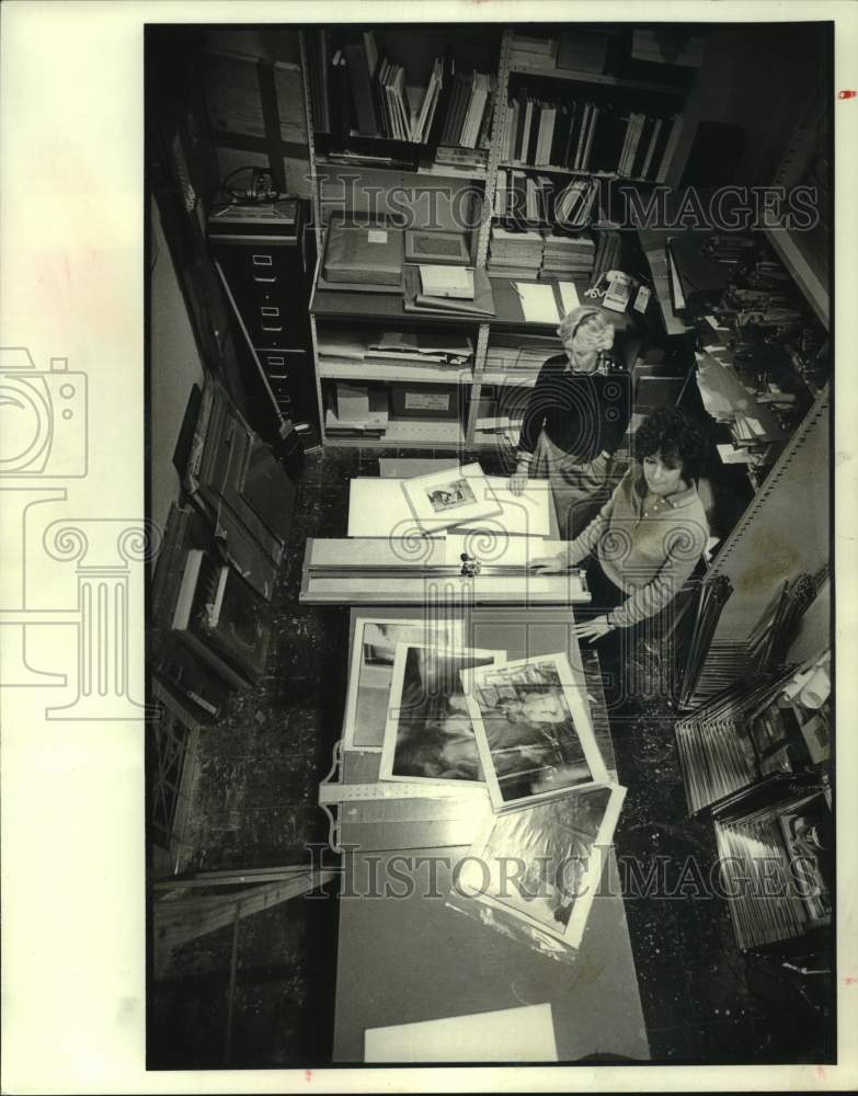 1979 Press Photo Kathy Bontecou, Gallery owner Robin Cronin in backroom, Texas- Historic Images