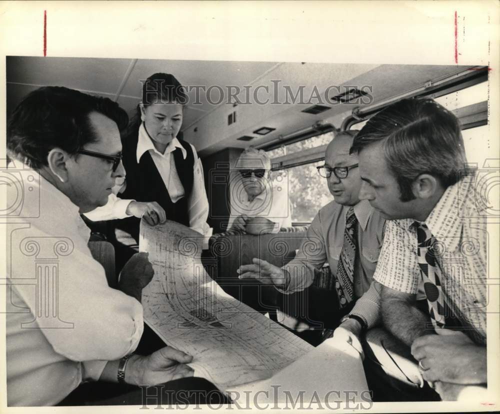 1973 Press Photo Houston Administrators View School Bus Routing Aboard Bus