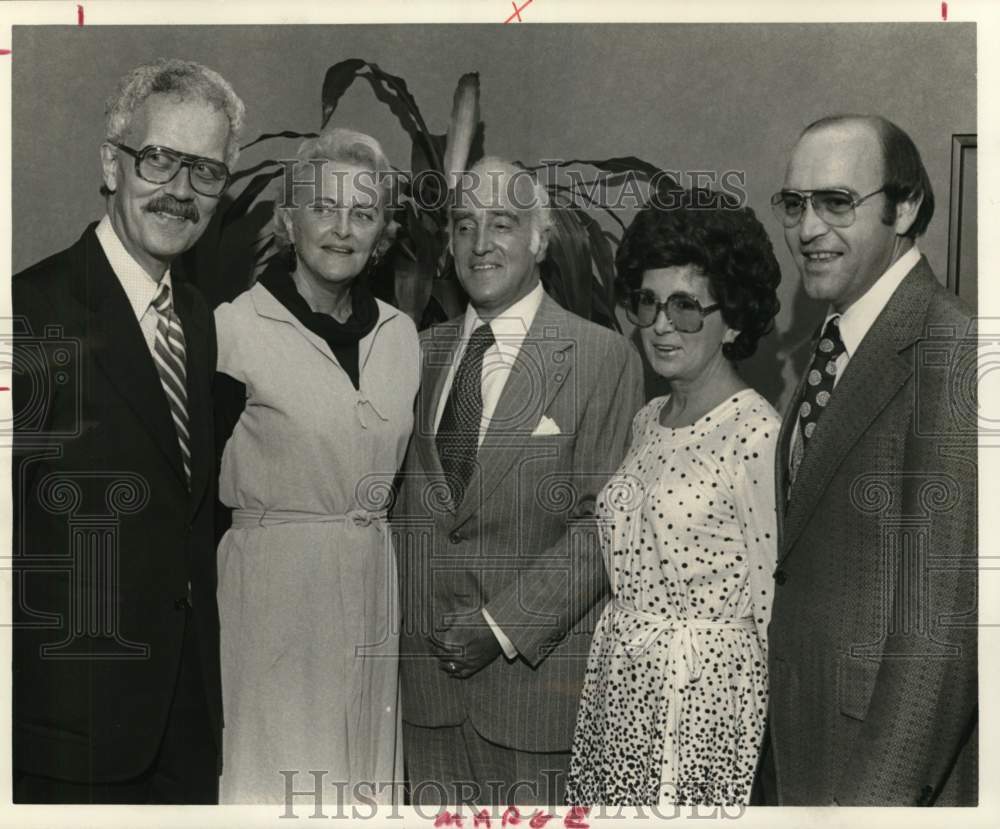 1977 Press Photo Consul General of Argentina and wife greeted at an event