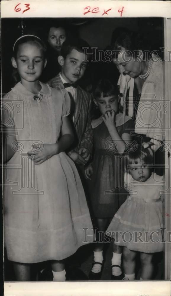 1957 Press Photo Mamie Eisenhower and grandchildren - hca90091