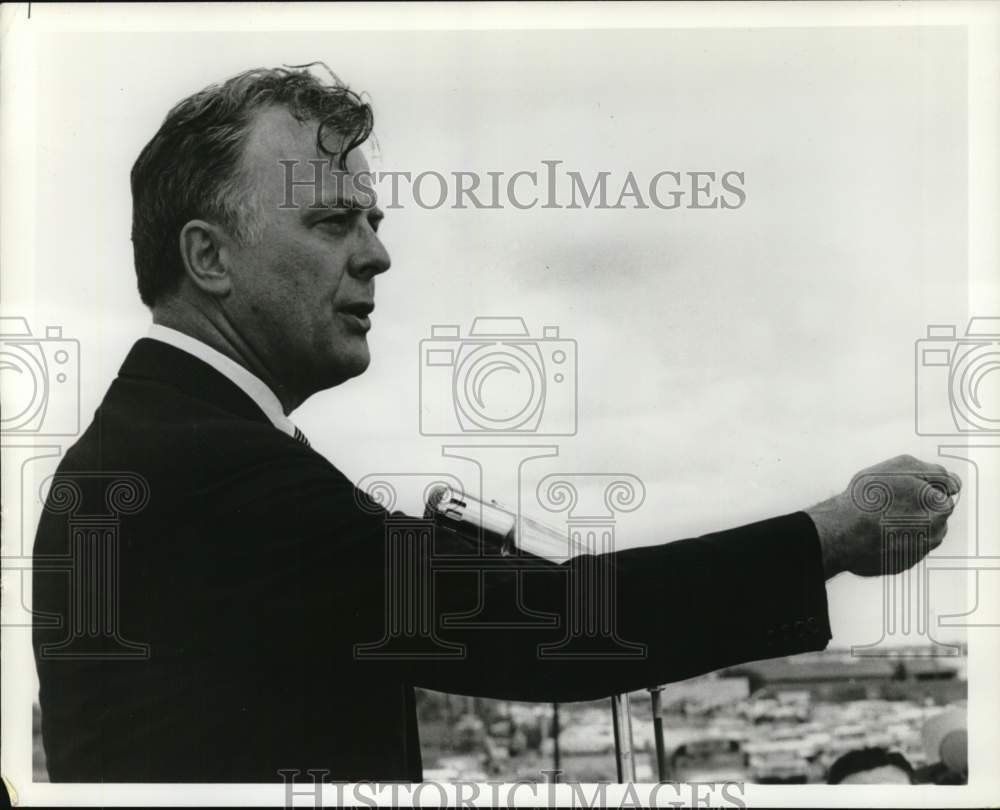 1970 Press Photo Politician Paul Eggers speaks outside to crowd - hca90653