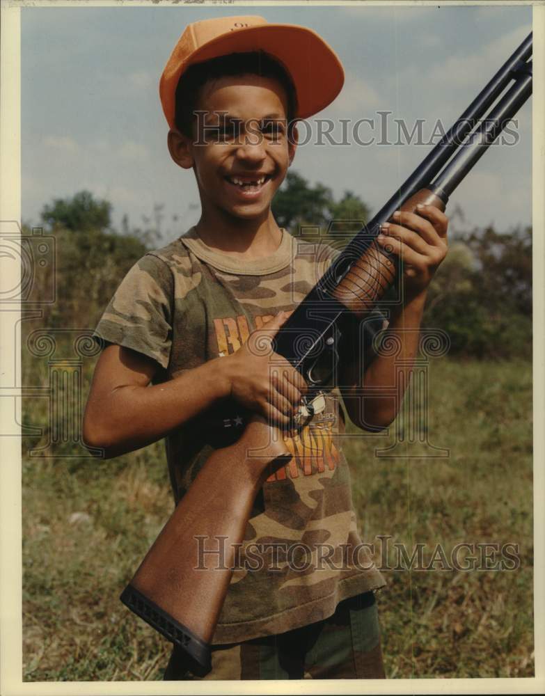 1990 Press Photo Troy Dickerson beams after shooting lesson from dad Thom- Historic Images