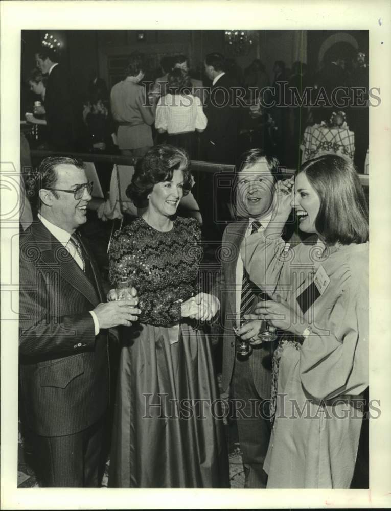 1983 Press Photo Wiliam and Ann Marie Dickson Greet Geoff, Lynda Mahon, Houston- Historic Images