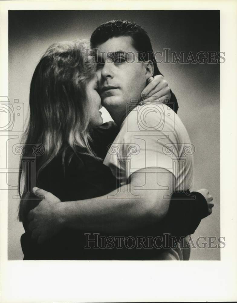 1989 Press Photo Samuel Ettipio says goodbye to fiancee; returning to prison