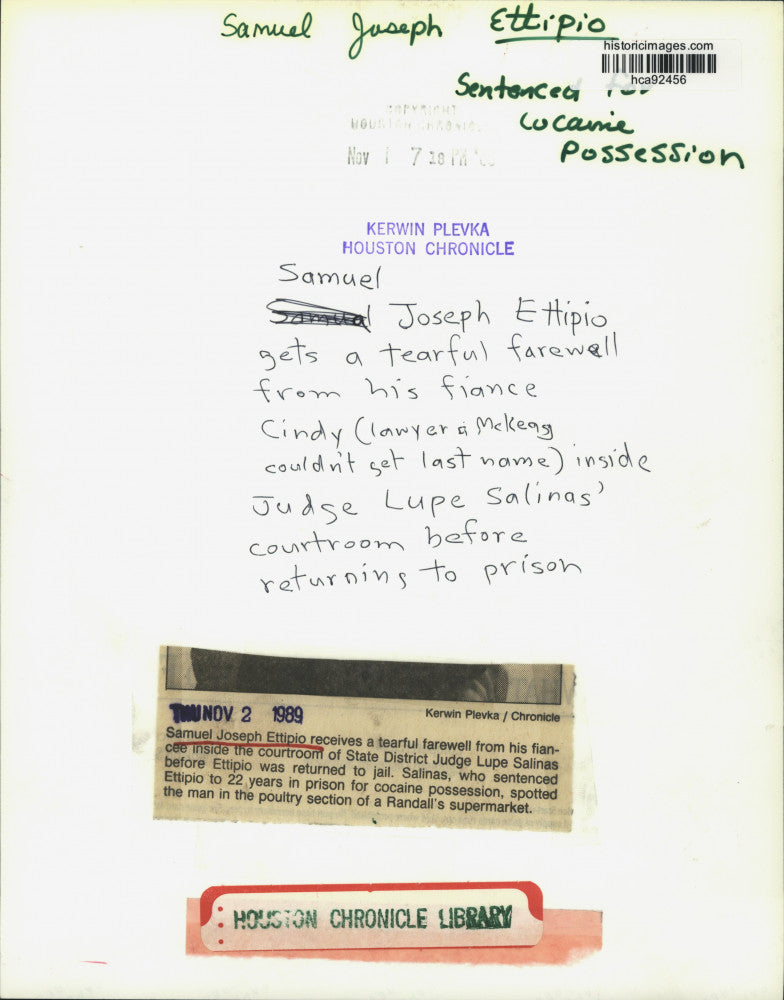 1989 Press Photo Samuel Ettipio says goodbye to fiancee; returning to prison