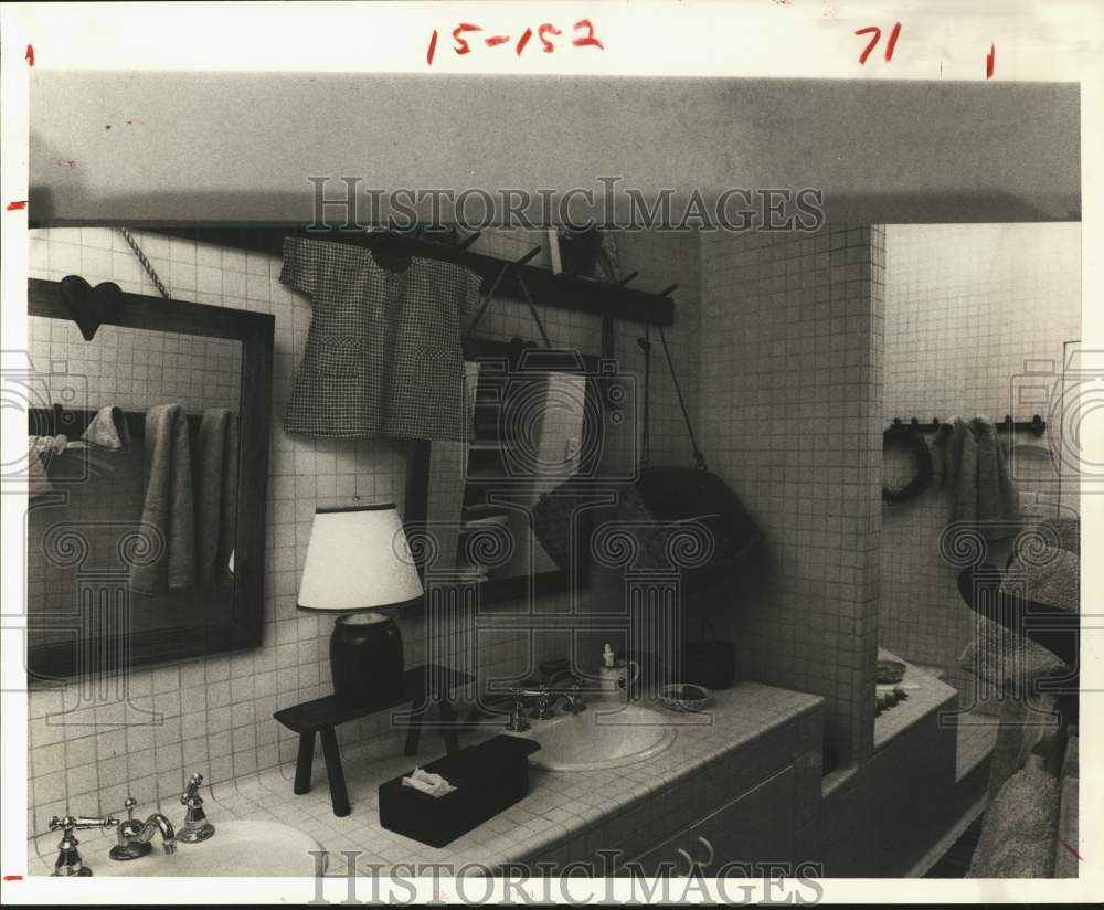 1983 Press Photo Mary Ellisor Emmerling Shows How to Change an Apartment's Look