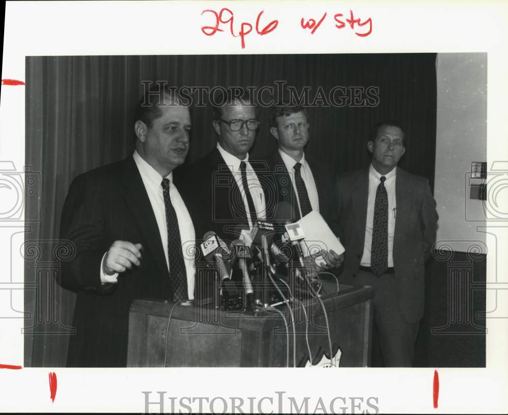 1993 Press Photo Houston police Captain Bill Edison at a news conference