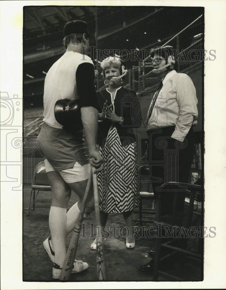 1986 Press Photo KPRC Radio Martini and Mike Edmond talk to Astro&#39;s Glen Davis- Historic Images