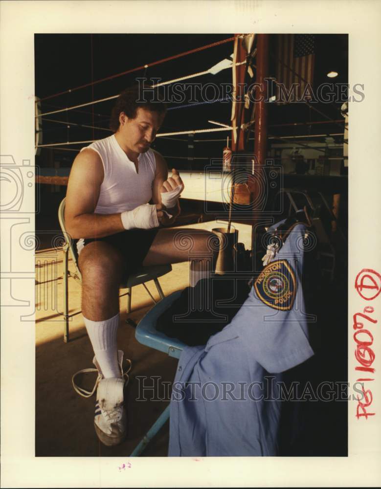 1990 Press Photo Houston police officer Monroe Gage prepares for boxing match- Historic Images