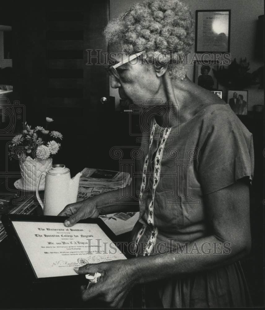 1974 Press Photo Philanthropist Anna Dupree Holds Citation in Houston