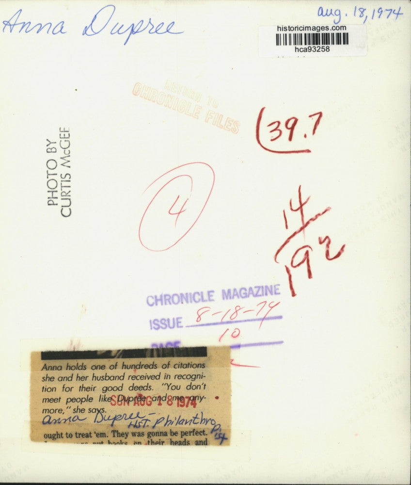 1974 Press Photo Philanthropist Anna Dupree Holds Citation in Houston