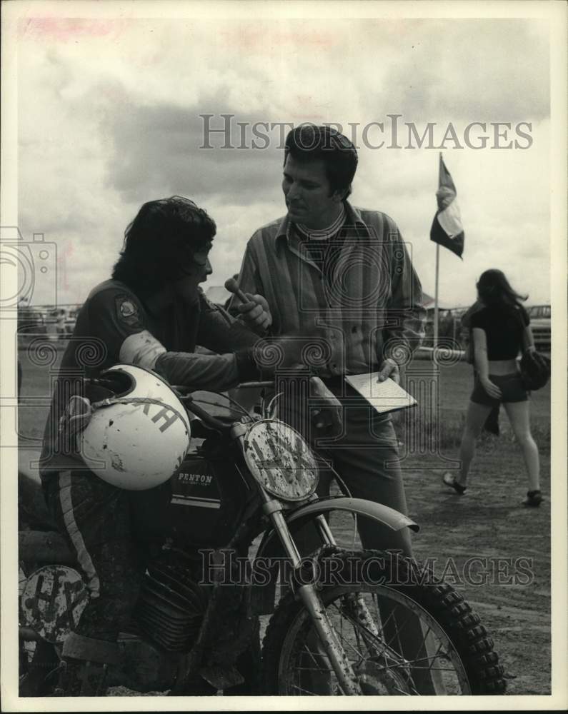 1973 Press Photo Host Kent Demaret and Motocross Rider Talk, Bayou City- Historic Images