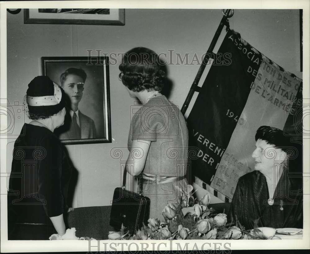 1961 Press Photo Belgian Queen Fabiola looks at picture of husband King Baudouin- Historic Images