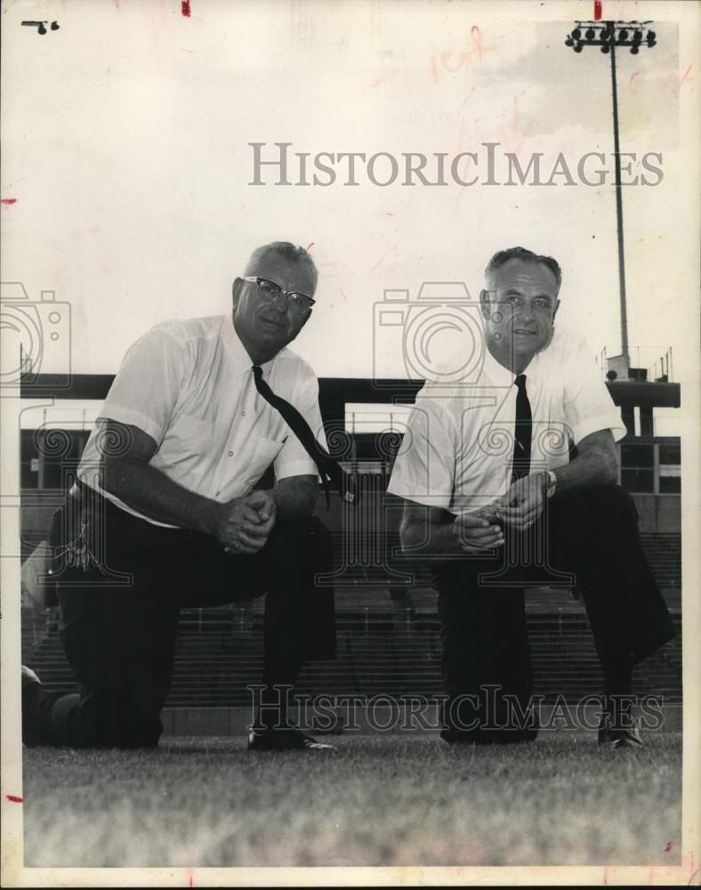 1963 Press Photo Glen Stanbaugh, H.W. Elrod pose in stadium - Delmar football- Historic Images