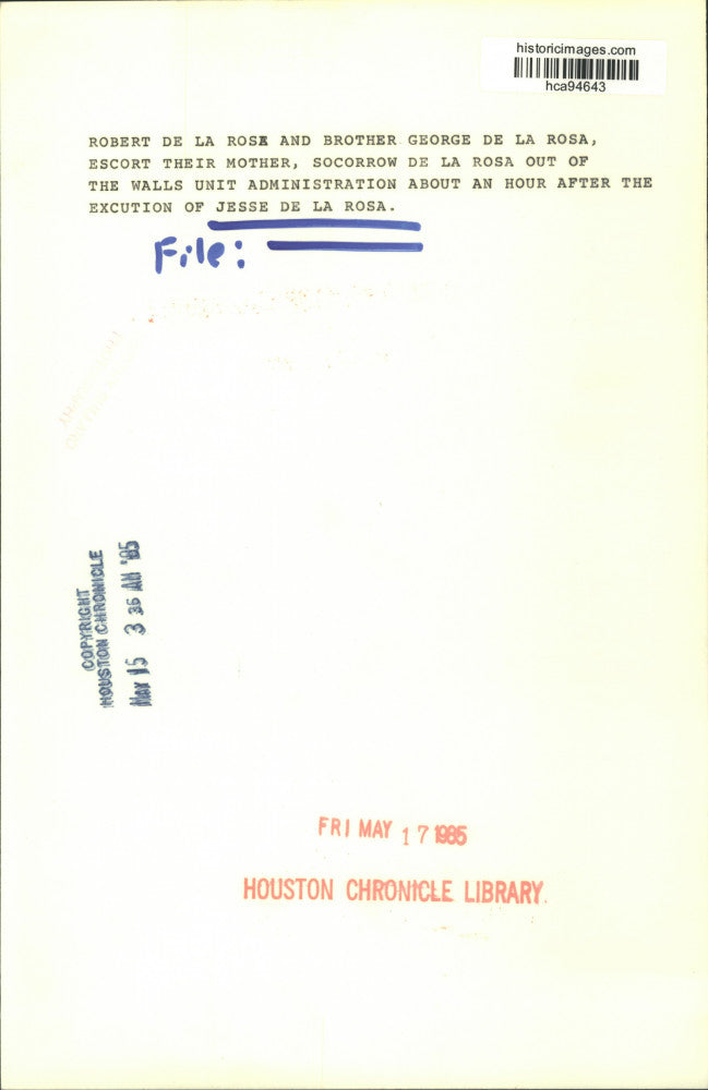 1985 Press Photo Jesse de la Rosa family leave prison after his execution