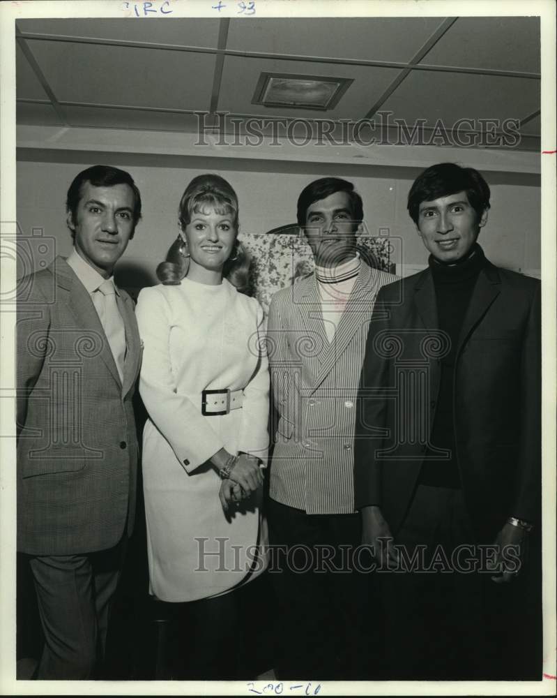 1969 Press Photo Edith Evans with other Bullfighters. - hca94726- Historic Images