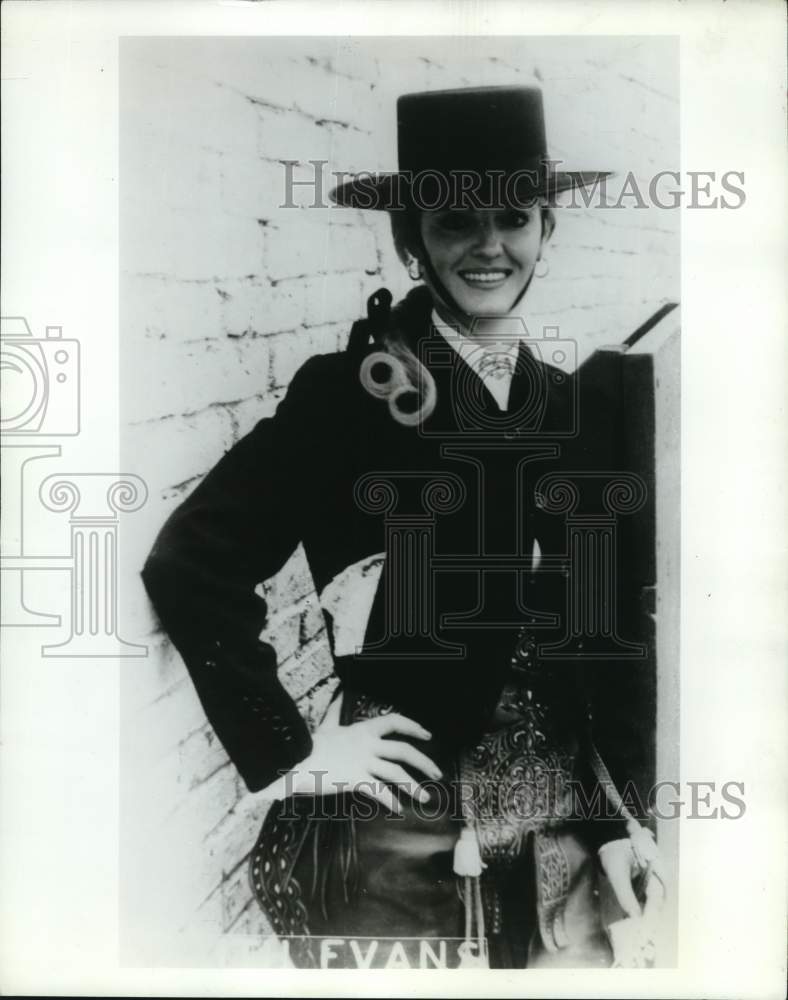 Press Photo Edith Evans in her Bull Riding Outfit for her show in Houston, TX.- Historic Images